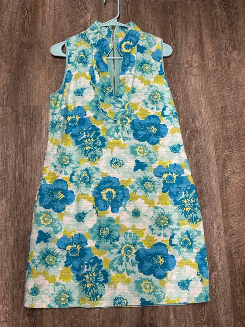 Sleeveless Blue Floral Mini Dress with Keyhole Neck